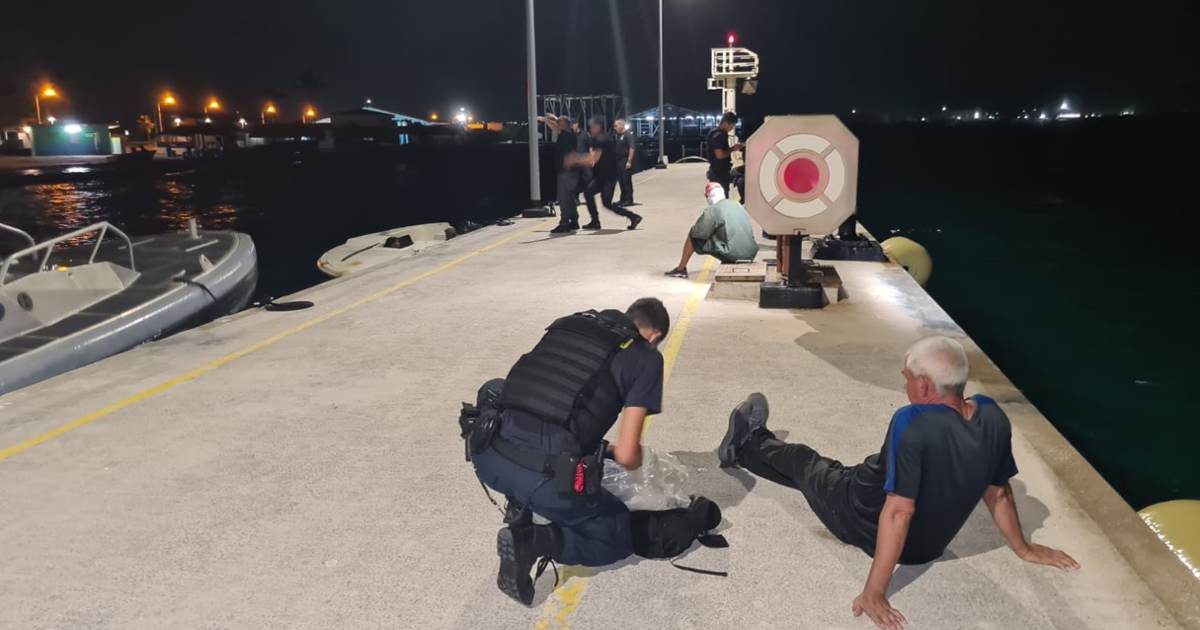 Coast Guard and police Aruba detain undocumented persons