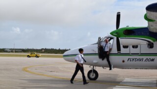 Richie stapt uit twinotter bij inaugurele vlucht