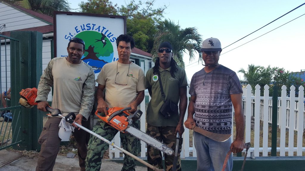 Volunteers Foundation Unique Curacao assists STENAPA (002)