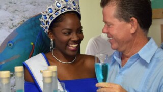 Maurice Adriaens met Miss Tourism Bonaire