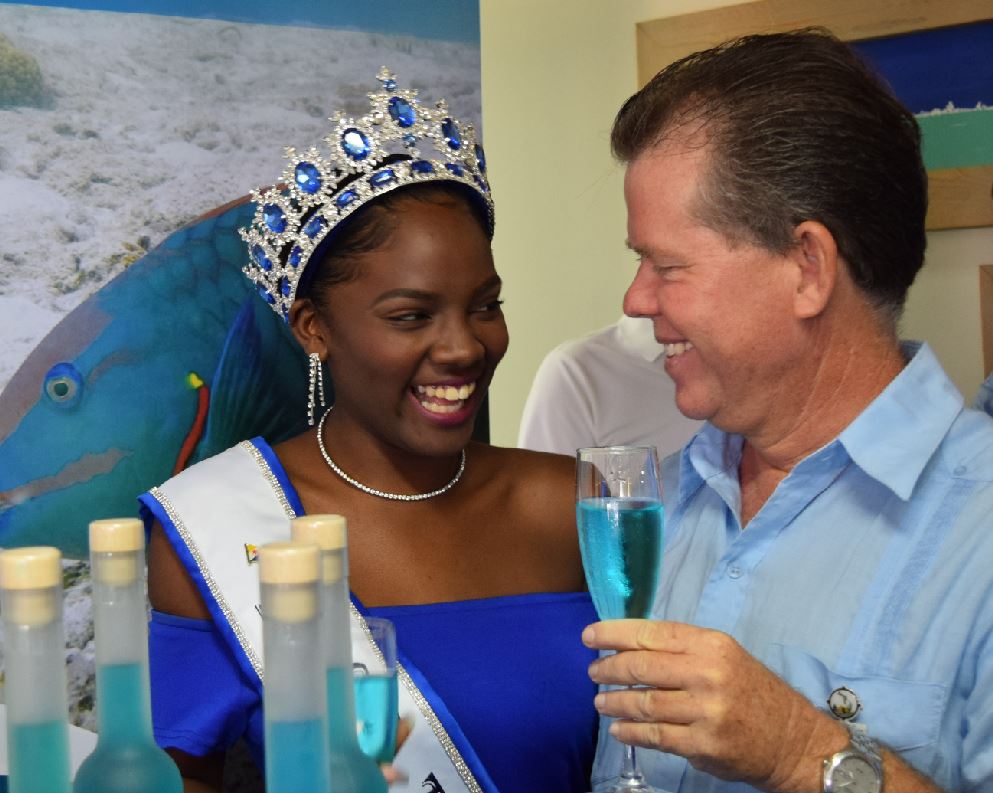Maurice Adriaens met Miss Tourism Bonaire