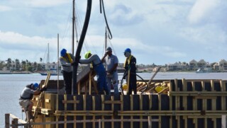 Eerste liters beton gestort restauratie pier