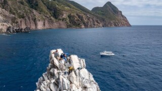 New Safety Light Placed on Top of Saba's Diamond Rock