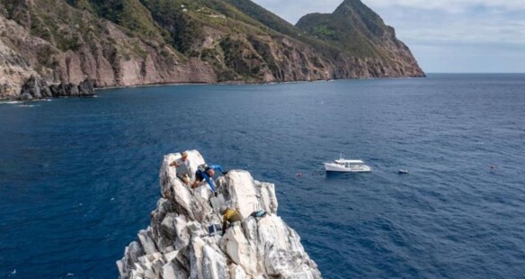 New Safety Light Placed on Top of Saba's Diamond Rock