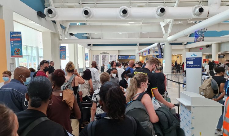 Under staffing leads to hour-long queues and delays at Curaçao Airport on Friday