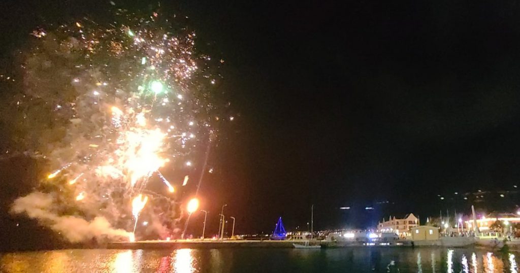 Bonaire sees First fireworks show of the season 