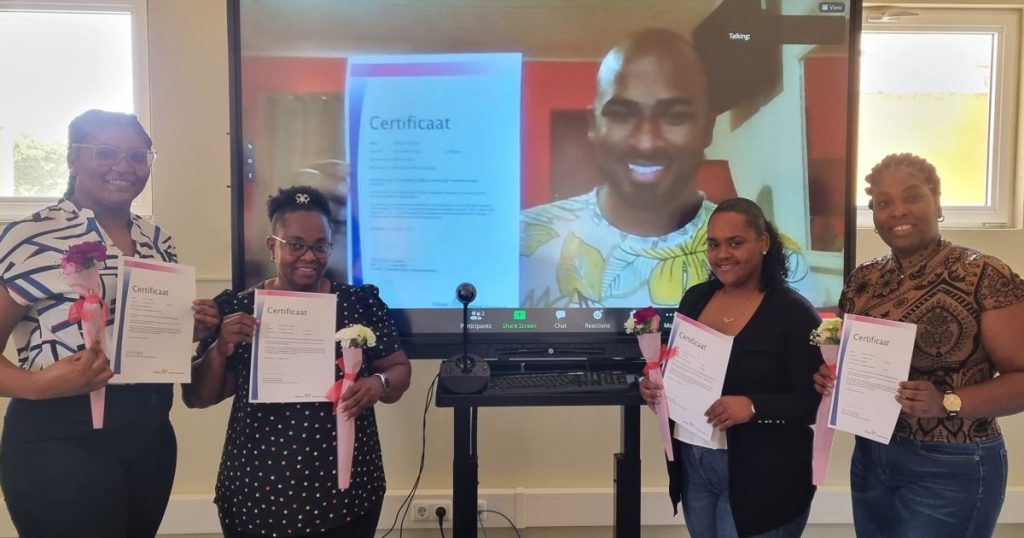 Bonairean nurses receive Basic Acute Care certificates